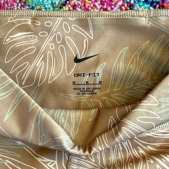 NWT Nike | Women’s Light Brown Tropical Leaf Pattern One Luxe Leggings, size M - Picture 13 of 15